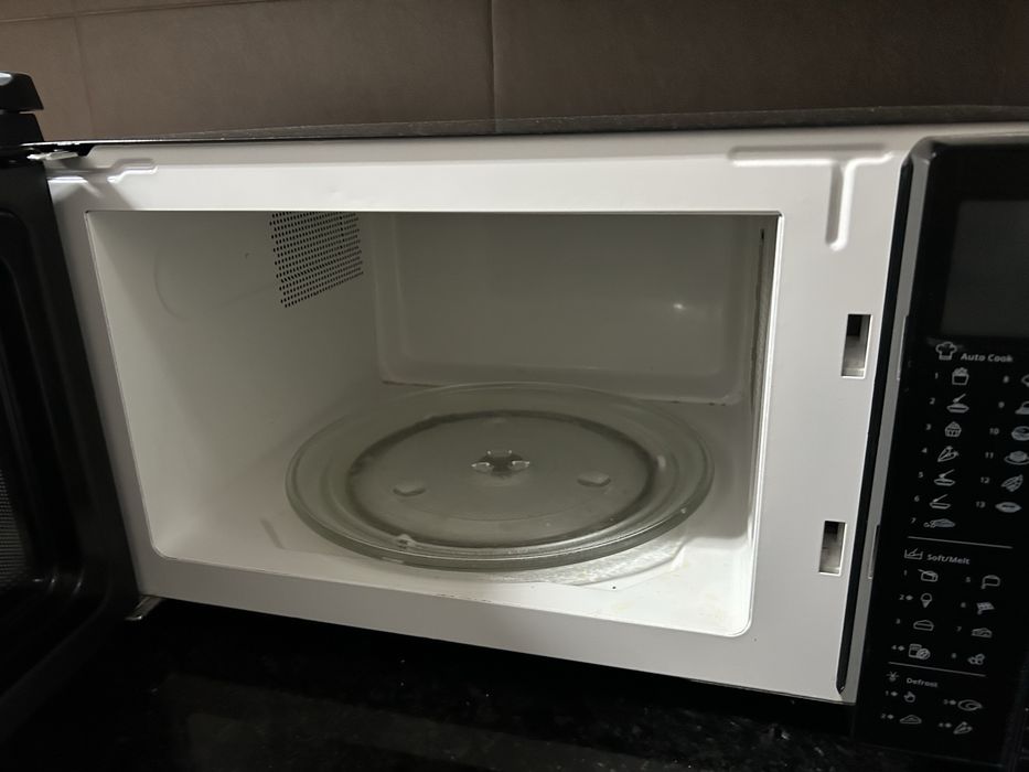 Microondas preto Hotpoint