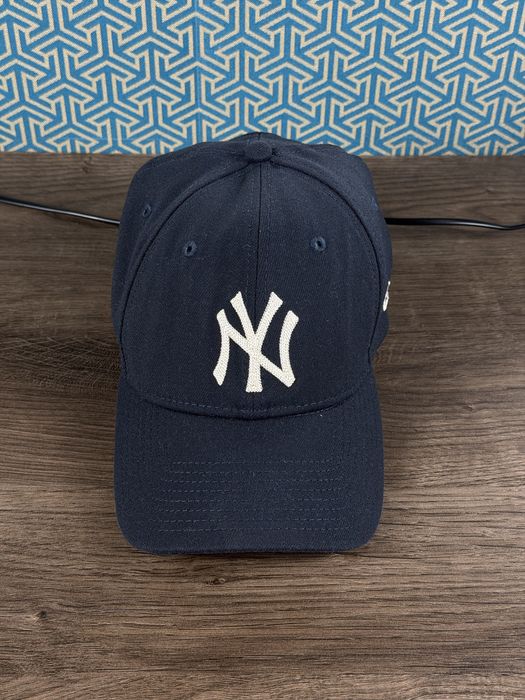 темно-синя бейсболка 47 Brand з вишитим білим логотипом New York Yankees, кепка на резинці