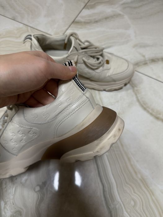 Кросівки бежеві шкіряні Üterque