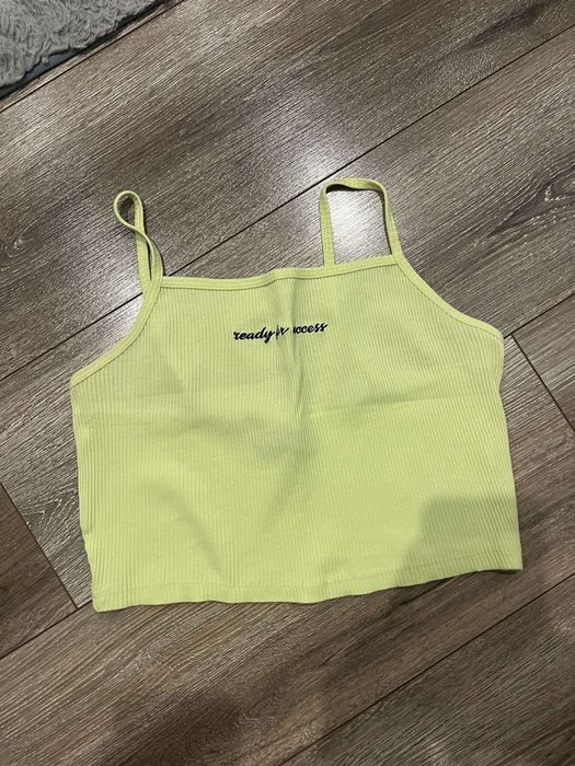 Limonkowa koszulka na ramiączka, krótki top Bershka