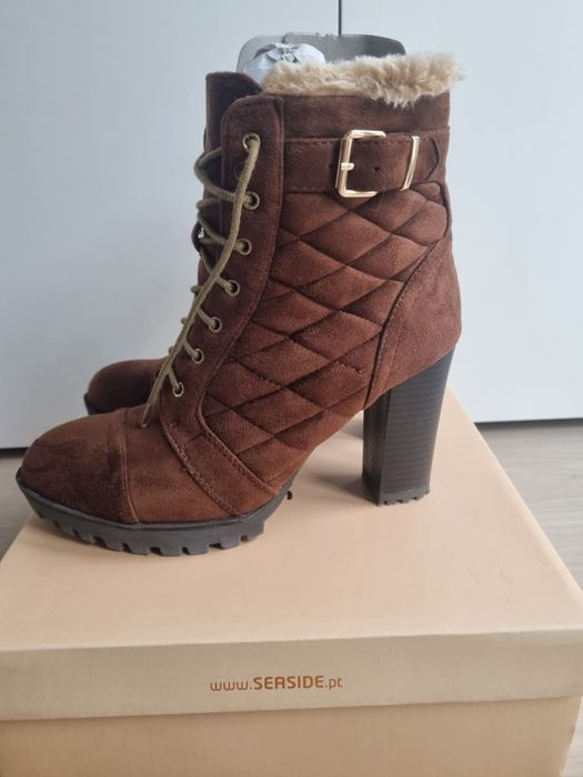 Botas castanhas de salto alto