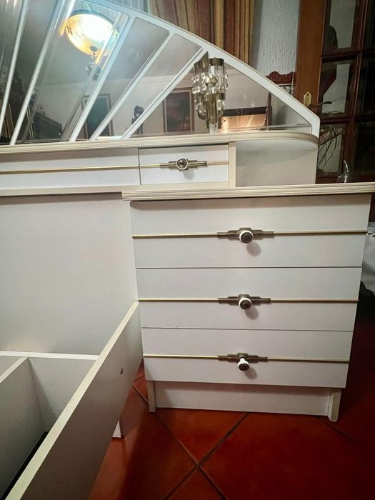 cama branca de casal com espelhos