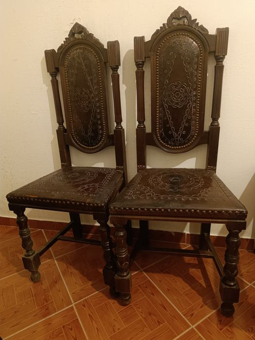 Cadeiras antigas em madeiras maciça e couro