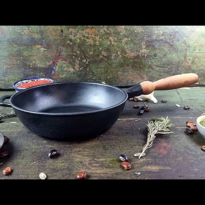 Сковорода Ø24см, глибина 6см,вага 2,8 кг. чавунна із дерев'яною ручкою