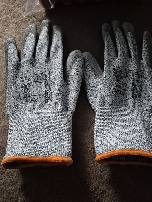 Rękawice robocze ochronne z dzianiny antyprzecięciowej.