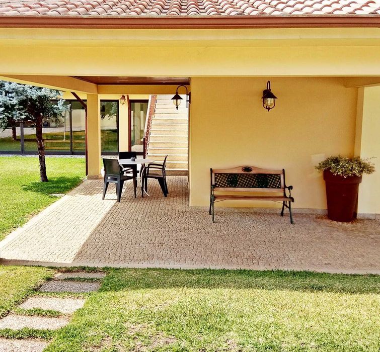 Apartamento com 1 quarto, sala, cozinha, jardim e estacionamento