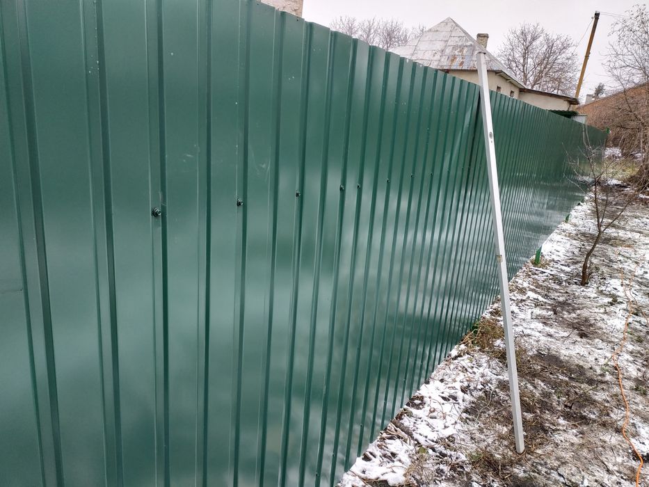 Монтаж огорожі, паркану з профнастилу