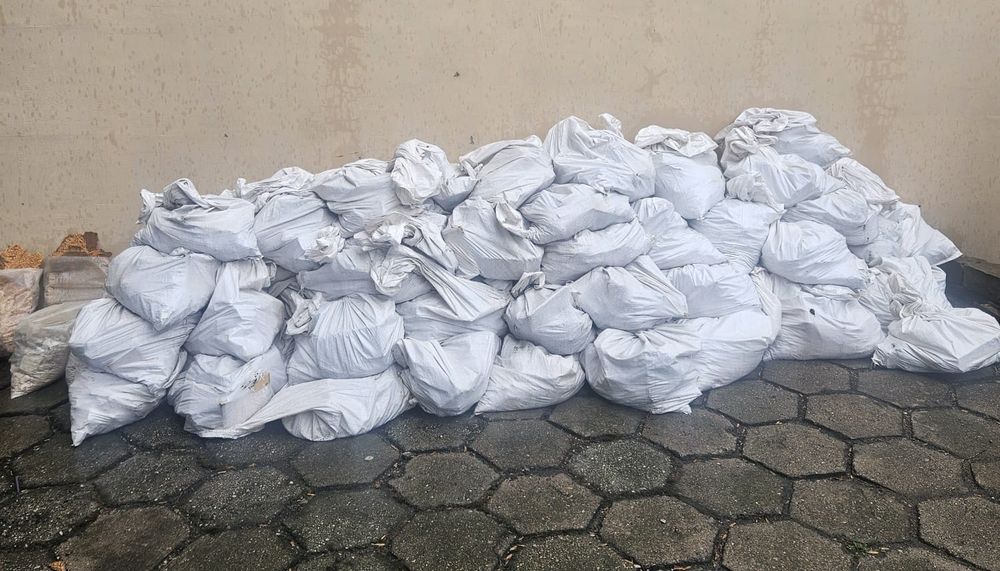 Oddam gruz zapakowany w worki