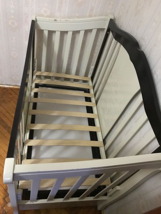 Дитяче ліжко з маятником