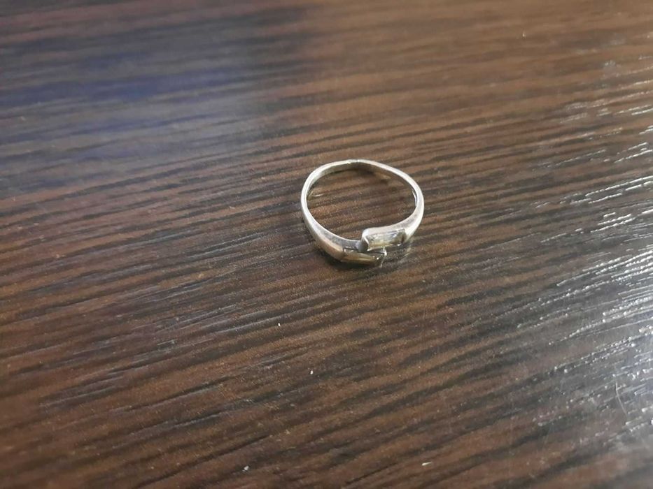 Кольцо с белыми камушками колечко бижутерия