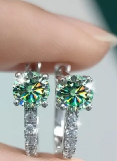 Срібні сережки в подарунковій коробці.