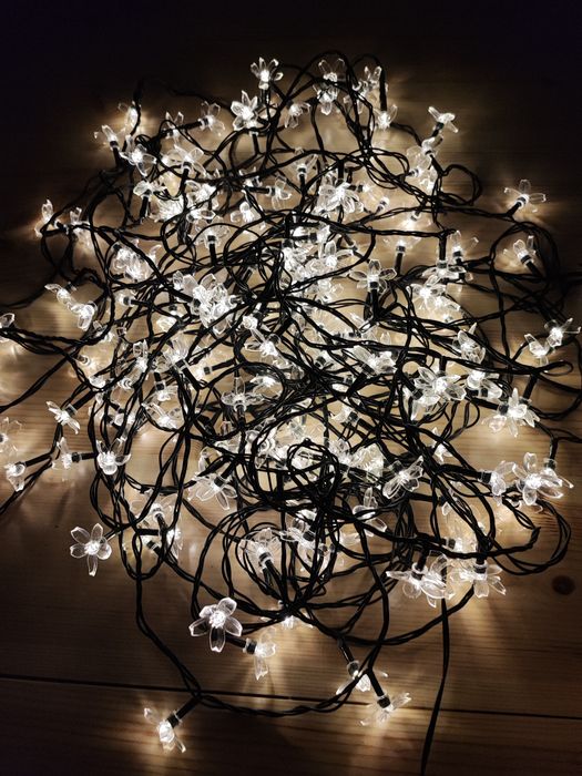 Вулична гірлянда на сонячній батареї.