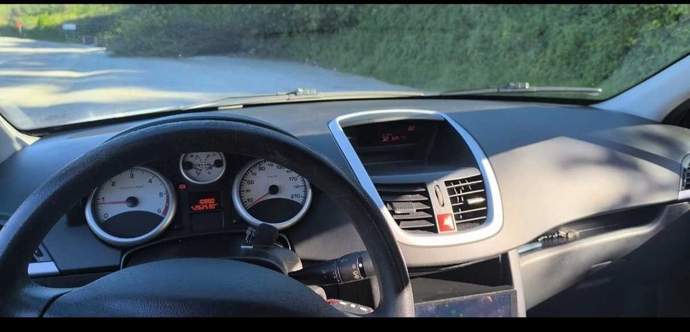 Peugeut 207 1.4hdi econômico e com revisões em dia