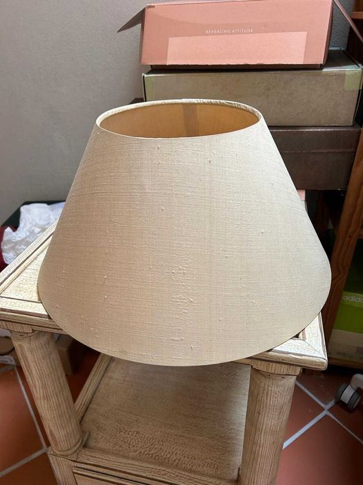 Abajur grande em tom de branco sujo