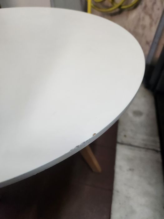 Mesa redonda de canto com 03 pés em madeira e com diâmetro  de 60 cm .