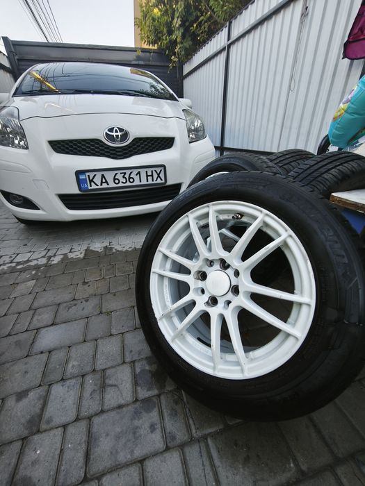 Продаётся личный автомобиль Toyota Yaris 2011 года