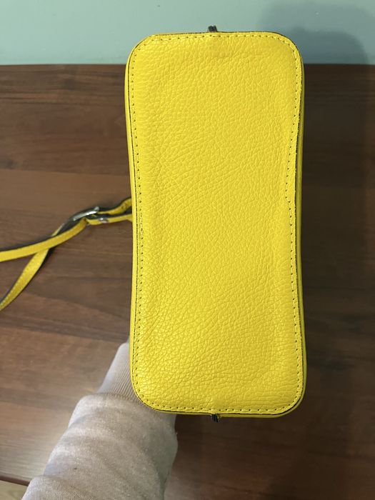Жовта шкіряна сумка через плече,