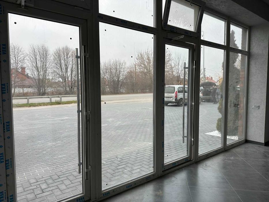 Продаж комерційного приміщення на вул. Новаківського