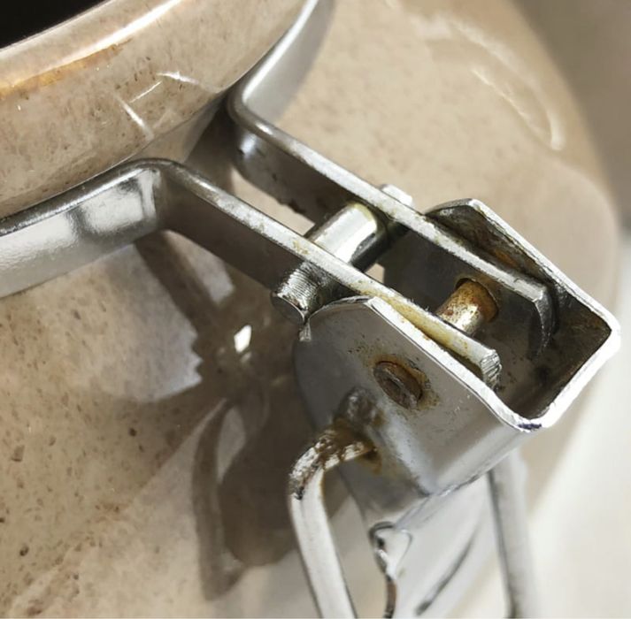 Dwa ceramiczne słoje na klamry