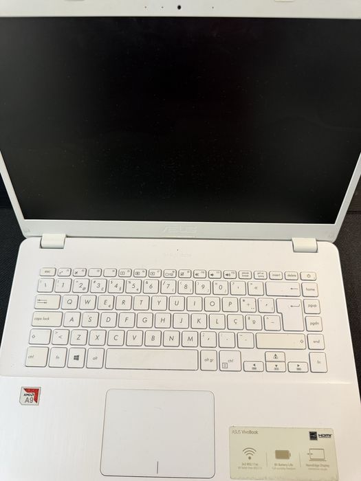 PC Asus F505B a funcionar