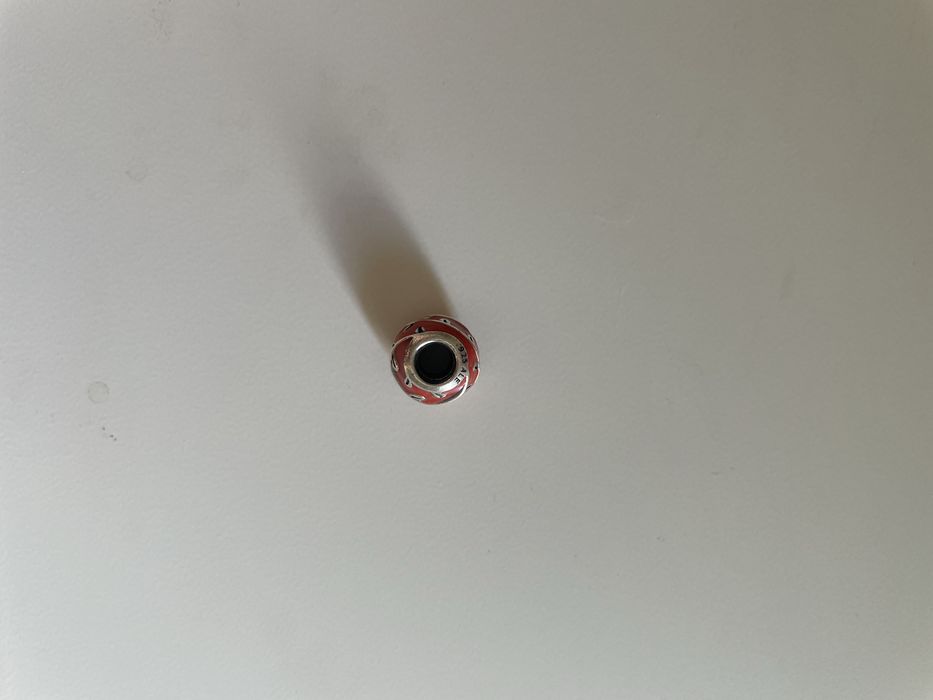 Pandora conta vermelha com folhas