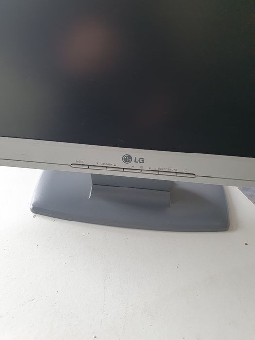 Monitores 15 polegadas em bom estado.