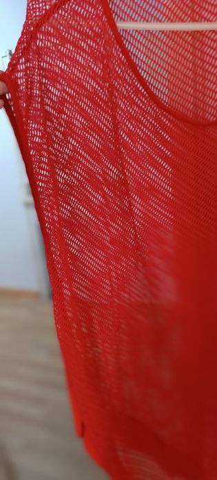 Long sleeveless red blouse. Size M/L. The left side is different from the right side.64563990707457121