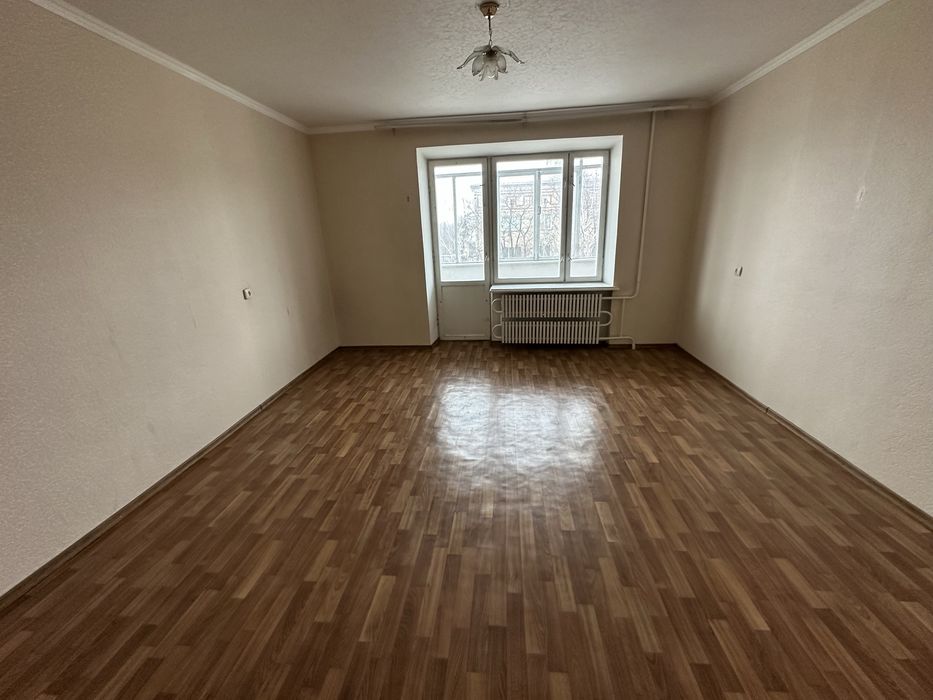 Продам  трикімнатну квартиру.