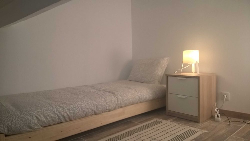 Quarto Duplex com Sala e WC Privativo (Metro Linha Azul)