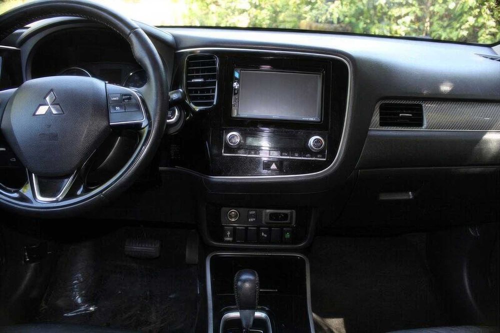 Mitsubishi Outlander SEL      2020