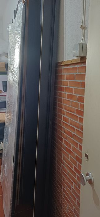 roupeiro preto  já embalado deixo uma foto de como  é por fora e por dentro novo usado bom estado com as peças todas