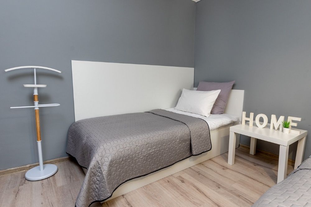 Метро "Вокзальная" пешком 15 мин. Соломенская площадь ул.Кавказская13,