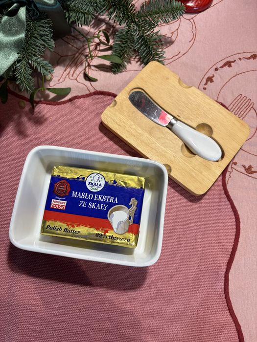 Ceramiczna maselniczna z nożem i pokrywką