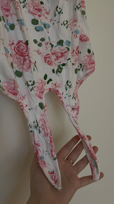 Biała dziewczęca bluzka w różowe róże