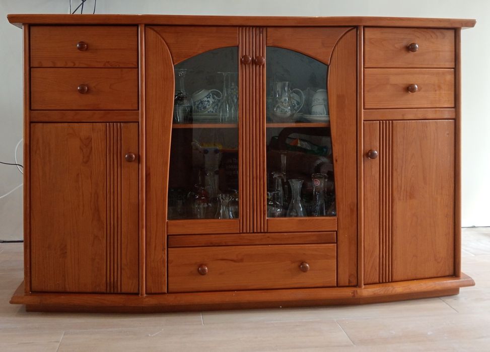 Conjunto de mesa de sala de jantar e cadeiras e um armário