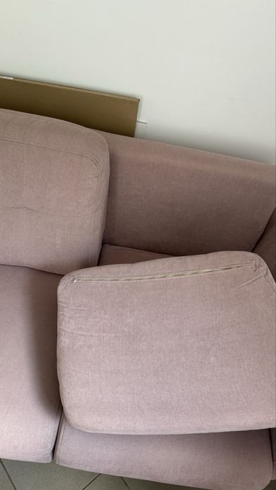 Różowa sofa dwuosobowa