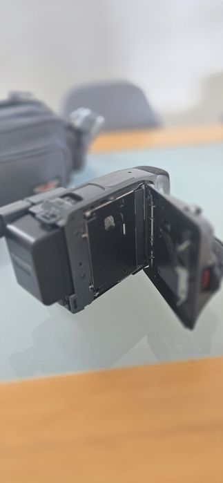 Máquina de filmar em VHS da marca Grundig.
Com mala de transporte e acessórios.