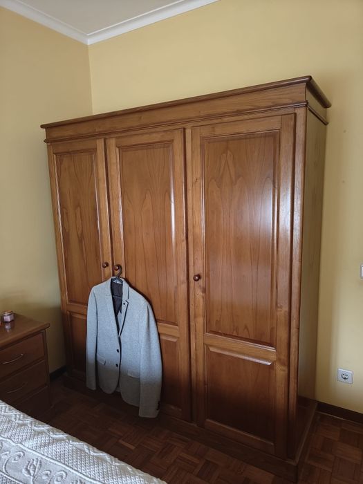 Quarto completo com roupeiro em castanho
