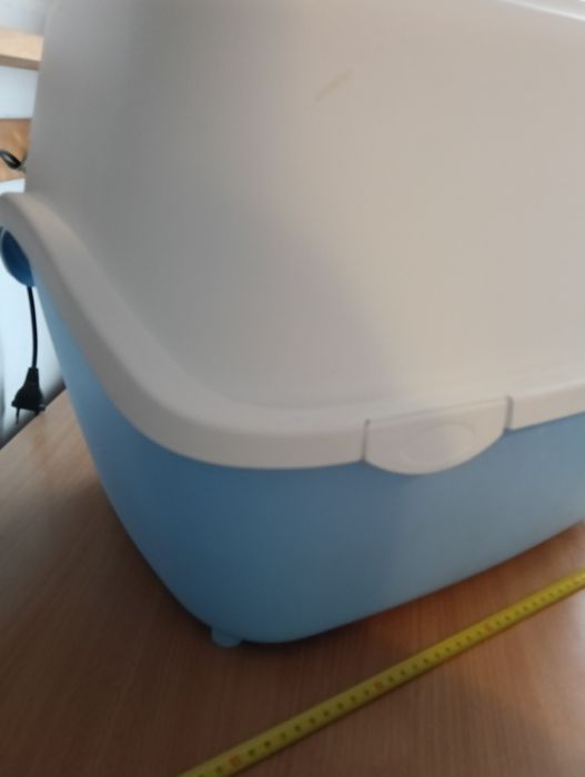 Caixa fechada de areia para gato grande