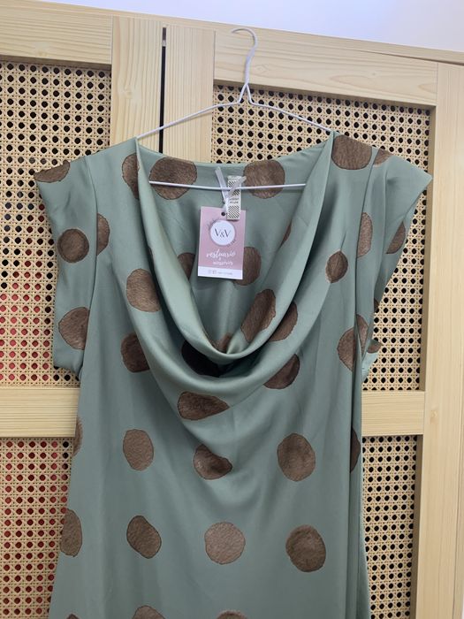 Vestido verde com bolinhas castanhas