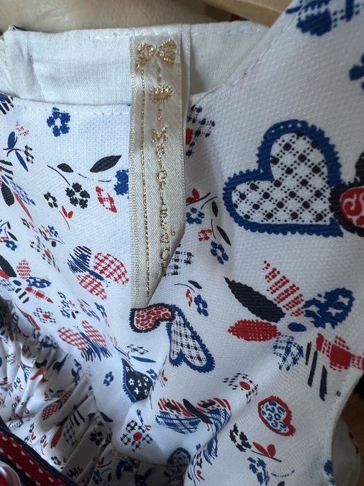 Diversos vestidos criança