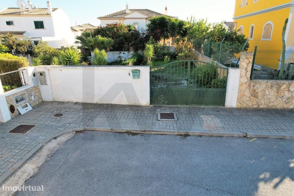 Alcantarilha: Lote para construção de moradia isolada T3 contemporânea