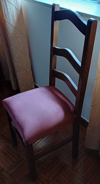Cadeira estofada a vermelho