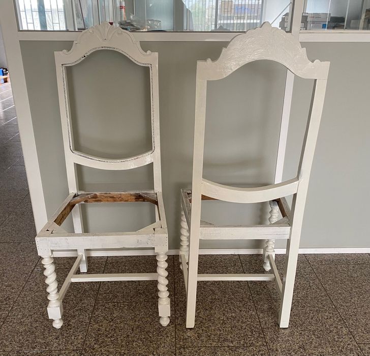 Cadeiras em madeira antigas