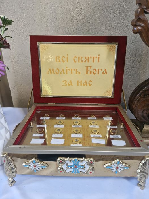 Ковчещ з мощами з мощами
