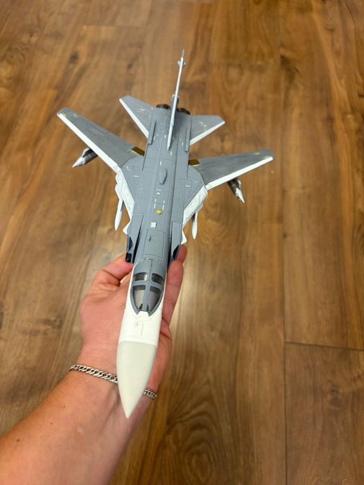 Літак винищувач СУ24 ( без розпізнавальних знаків ) маштаб 1:72