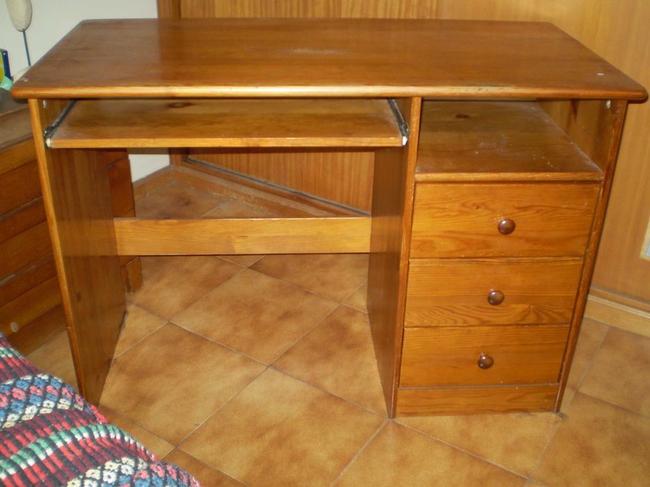 Secretaria em madeira. Nao e muito comprida