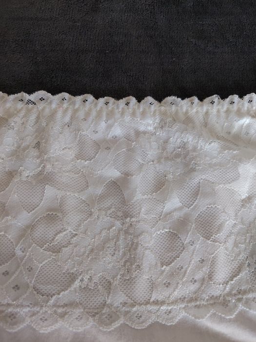 Majtki damskie z koronką.