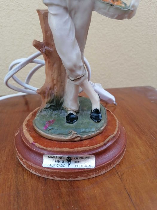 Candeeiro antigo de mesa em marfinite tulipa branca