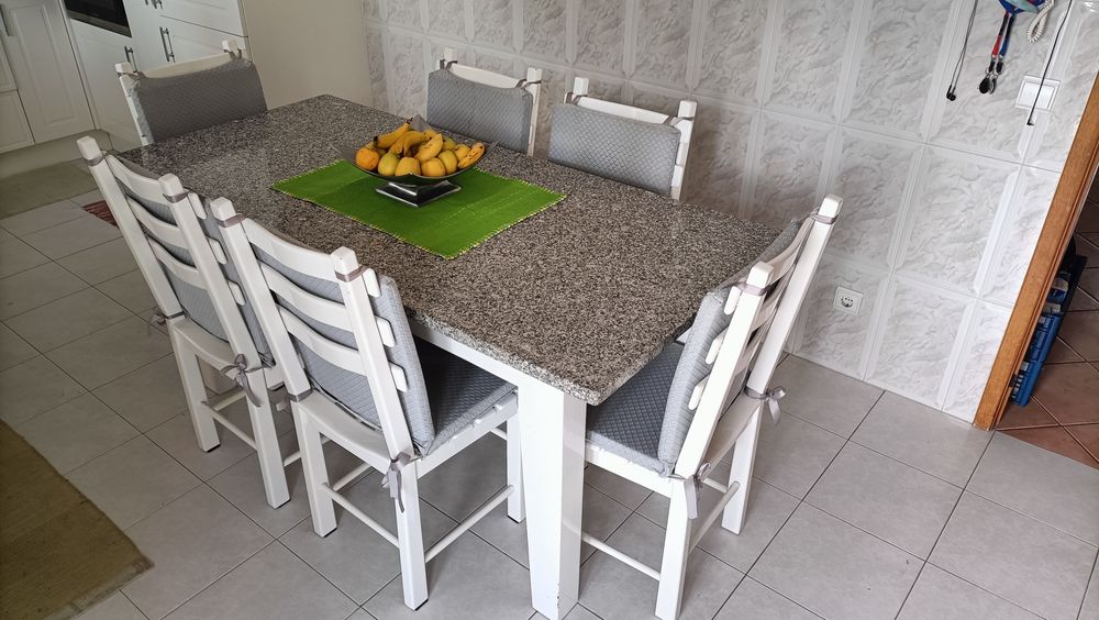 Kitchen table.64552050028803120